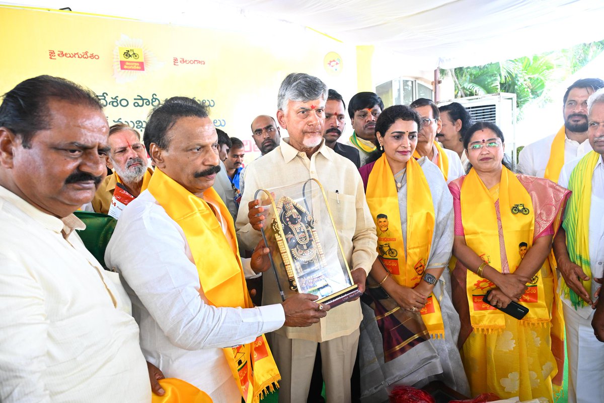 jyothsna_tdp's tweet image. Honored to stand with our visionary leader @ncbn Sir at NTR Bhavan yesterday. Together, we are committed to revitalizing TDP in Telangana and working tirelessly for the progress of our Telugu community. Exciting times ahead! 
#TelanganaTDPRevival  #TeluguUnity #Telangana #TDP…