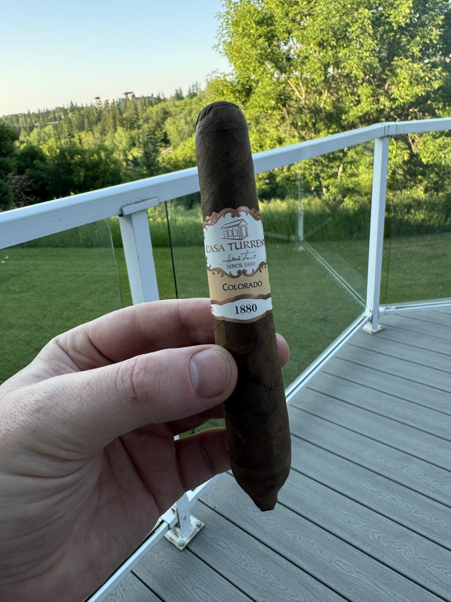 kjohnsob's tweet photo. Time for a relaxing @CasaTurrent 1880 Colorado and a @SeaChangeBeer Arnold Palmer #shiddy #cigar https://t.co/VTzV4fTwd2