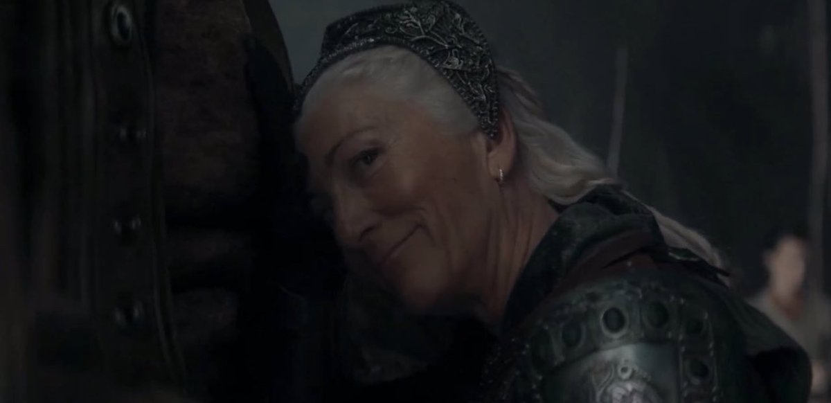targaryenrep's tweet photo. “Más adelante encontraron un cadáver que podría pertenecer a Rhaenys Targaryen junto a su dragona... Amada hija de Jocelyn Baratheon y el príncipe Aemon, fiel esposa, madre y abuela, la mujer que pudo reinar vivió sin conocer el miedo y murió entre sangre y fuego. Tenía 55 años" https://t.co/PBlL0GKHJc