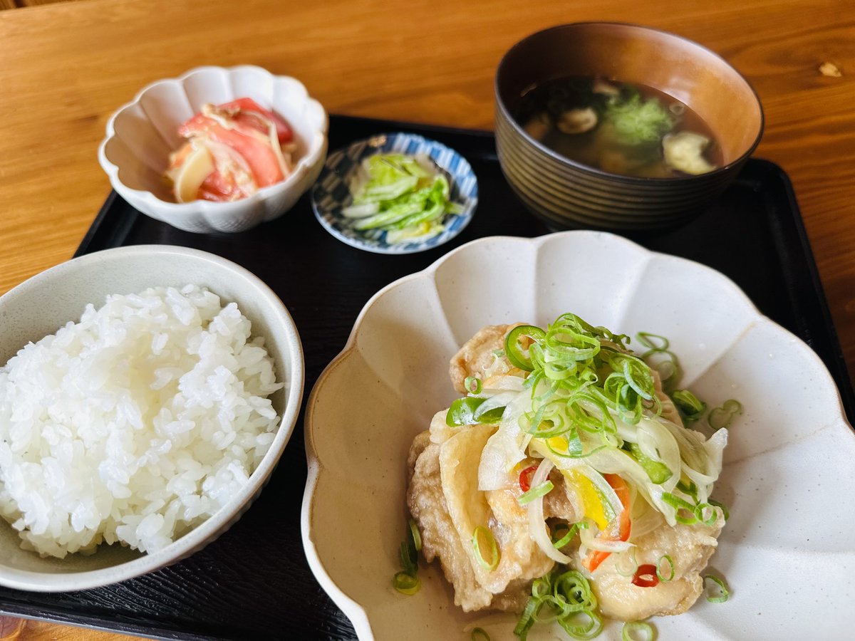 azamishokudooo's tweet photo. すでに真夏の暑さ🫠
暑い日こそしっかり食うて🍚強いカラダを手に入れましょ😊

今週の週替りは　鶏の甘酢南蛮✨
さっぱりでたっぷり食べられる☺️肉も野菜もしっかり補給‼️こりゃいいねぇ👍

お待ちしております♪

#東広島 #西条 #東広島グルメ #東広島ランチ  #あざみ食堂  #あざみランチ #パワー飯 https://t.co/HRPcyibvbZ