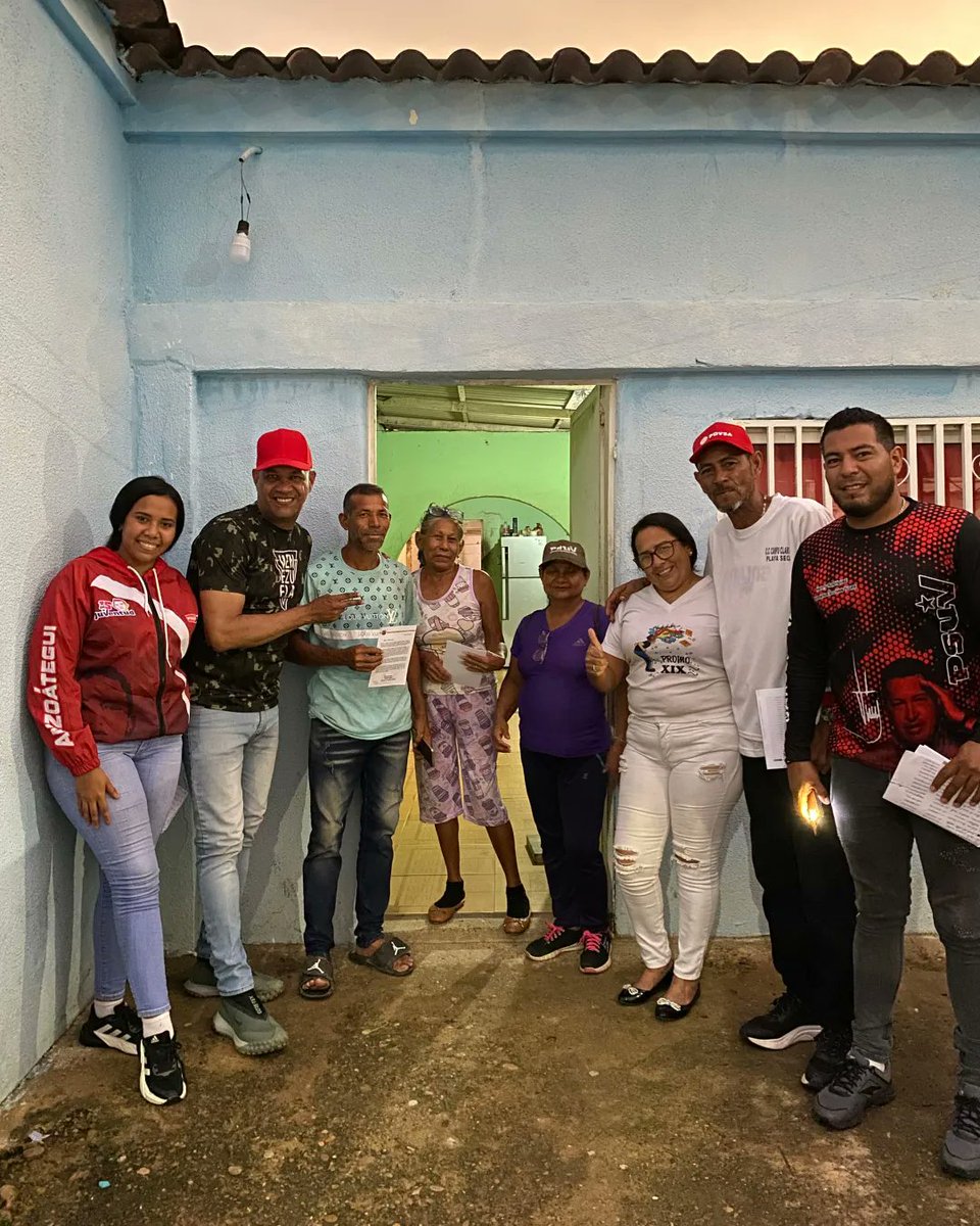 jesusmarcanott's tweet photo. Hoy #Domingo7DeJulio nos fuimos casa a casa para entregar las cartas de nuestro Presidente @NicolasMaduro con un mensaje de esperanza y lealtad con cada uno de los ciudadanos que el #28J votarán por una Venezuela próspera🇻🇪🚩💪🏽

#LaEsperanzaEstáEnLaCalle #MaduroPresidente https://t.co/KTxQQoBWvK