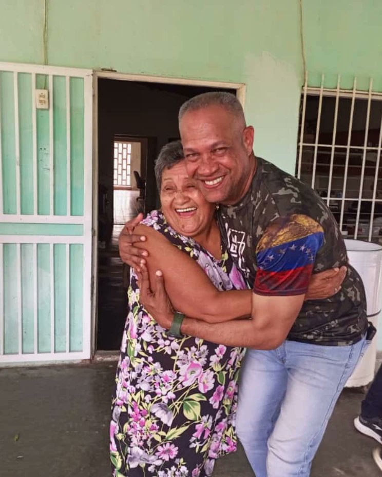 Hoy #Domingo7DeJulio nos fuimos casa a casa para entregar las cartas de nuestro Presidente <a href="/NicolasMaduro/">Nicolás Maduro</a> con un mensaje de esperanza y lealtad con cada uno de los ciudadanos que el #28J votarán por una Venezuela próspera🇻🇪🚩💪🏽

#LaEsperanzaEstáEnLaCalle #MaduroPresidente