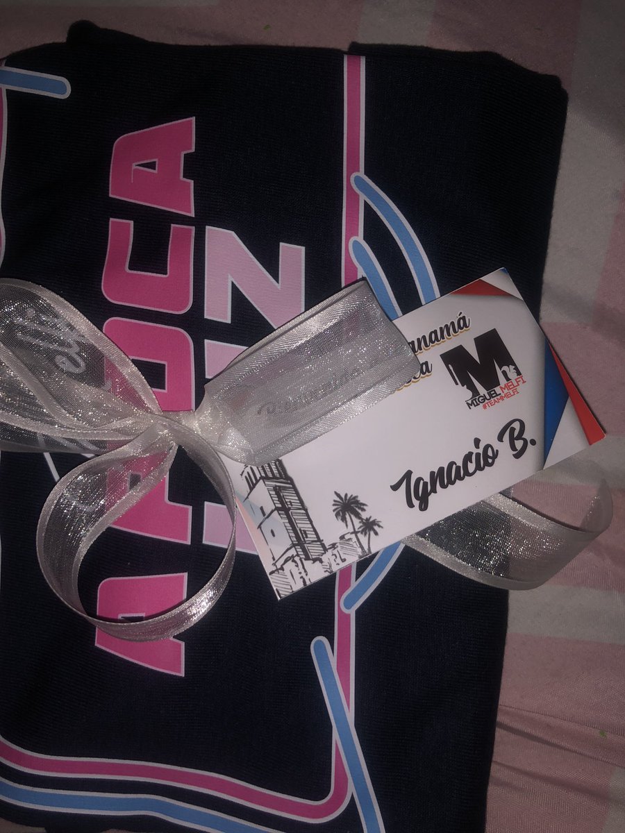 CMelfi16's tweet photo. MELFI no se podía quedar por fuera con nuestros detalles, un recuerdo de sus mejores momentos en #LaCasaDeLosFamososCol y a todos los Papillentes T-Shirt de A POCA LUZ 

#TeamMelfi
#TeamPapillente
#Melfi https://t.co/qey3aMtGP4