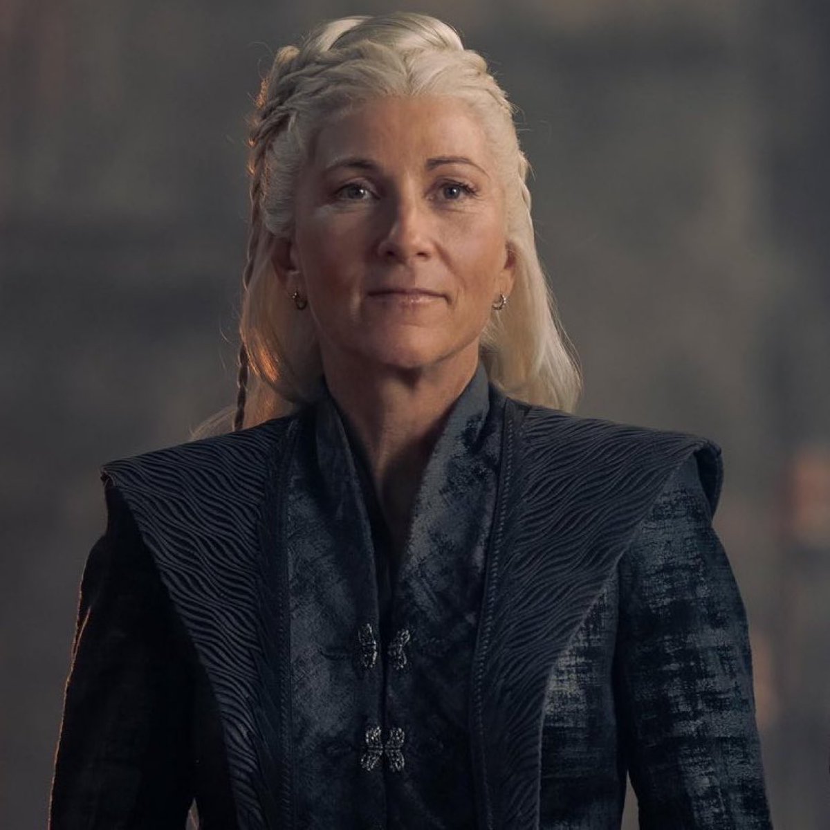 cronista7reinos's tweet image. "Tenía cincuenta y cinco años durante la Danza de Dragones y seguía siendo tan feroz y valiente como cuando tenía veintiuno". 

RIP Rhaenys Targaryen, "La Mujer que pudo Reinar" #HouseOfTheDragon