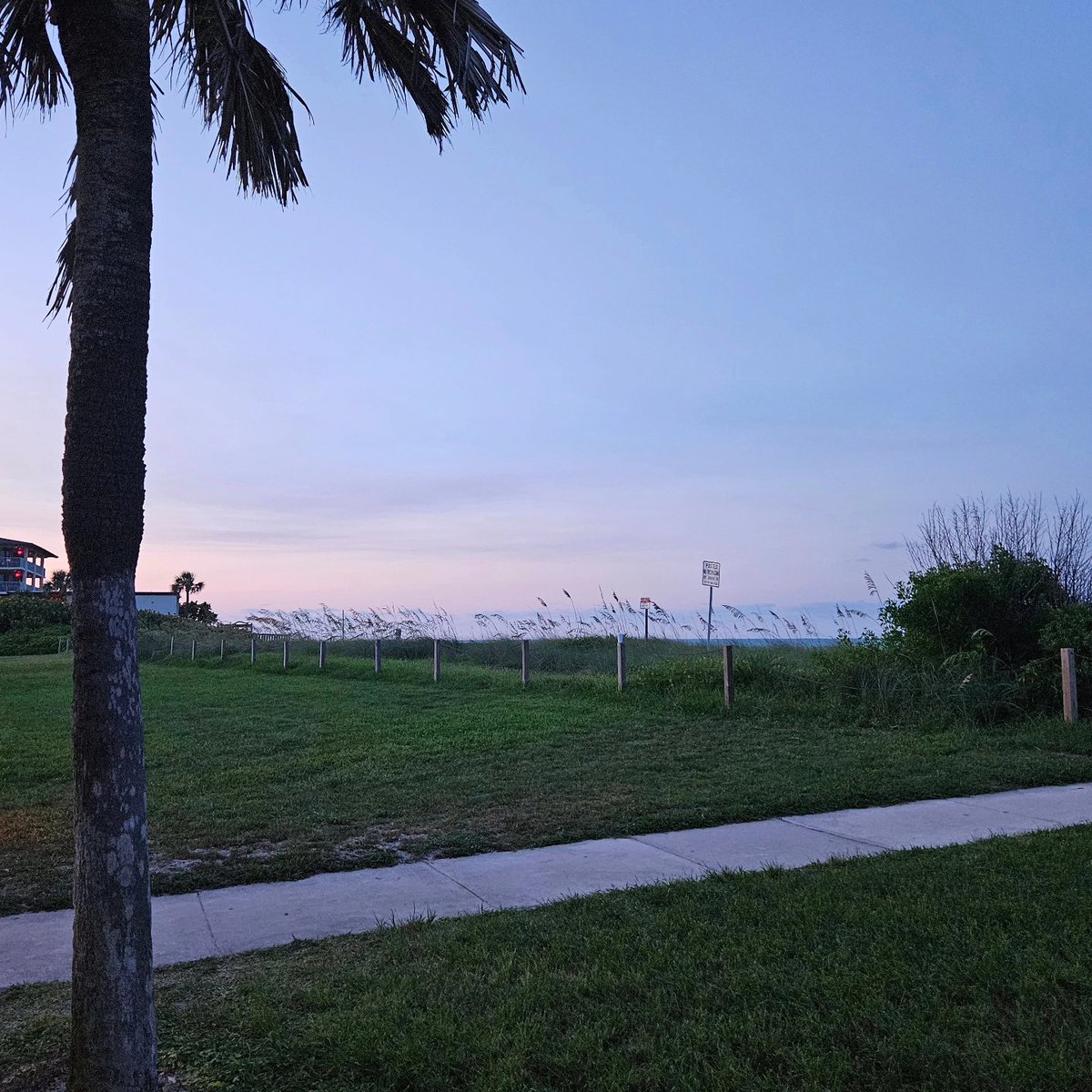 cali_kitsu's tweet photo. Sharing some evening beach pics :) It was sooo pretty outside! Stopped for some ice cream too, which was super tasty! It was sea salt caramel with rainbow sprinkles. Rainbow sprinkles are a must for me 🤤
#beach #beachpics #coastal #beachbum #beachlife #summer #prettyskies https://t.co/qsjbHxBVhx