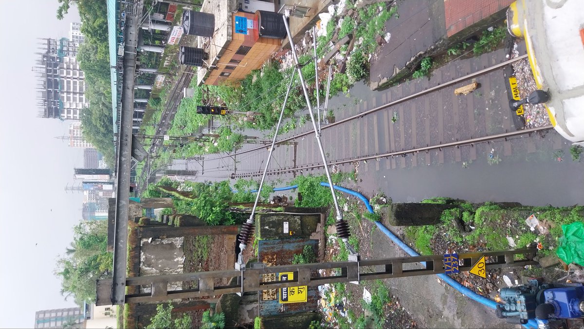 devmofficial's tweet photo. @RailMinIndia @Central_Railway Harbour line services disrupted due to waterlogging below Amar Mahal railway bridge near Chembur Rly Station https://t.co/5bM0AyZ8zI