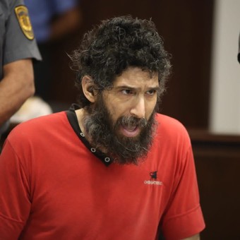 **URGENTE:**
Falleció Gil Pereg, conocido como "El Hombre Gato", tras una descompensación en El Sauce. A pesar de los esfuerzos, no lograron salvarlo con RCP.