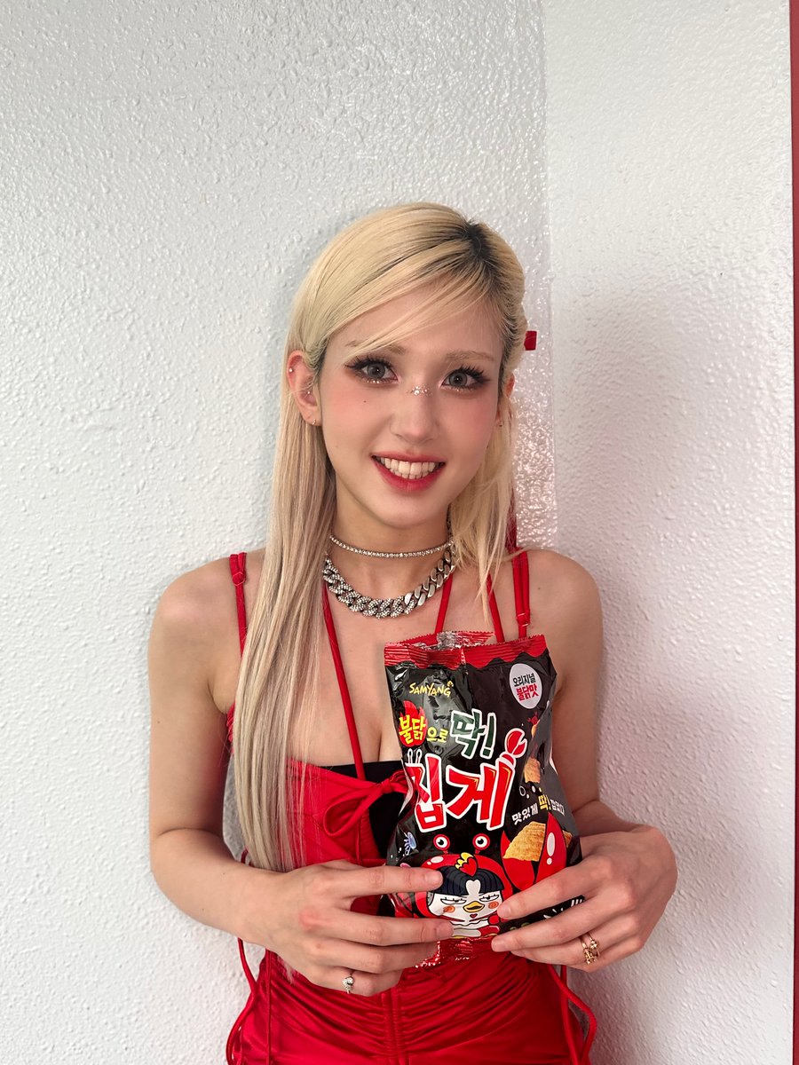dearwinterkitty's tweet photo. Don't care about haters. Let's get a hot chips with Jeon Somi ❤️‍🔥🥠 https://t.co/I5d4WrkVJD