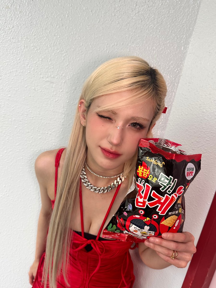 dearwinterkitty's tweet photo. Don't care about haters. Let's get a hot chips with Jeon Somi ❤️‍🔥🥠 https://t.co/I5d4WrkVJD