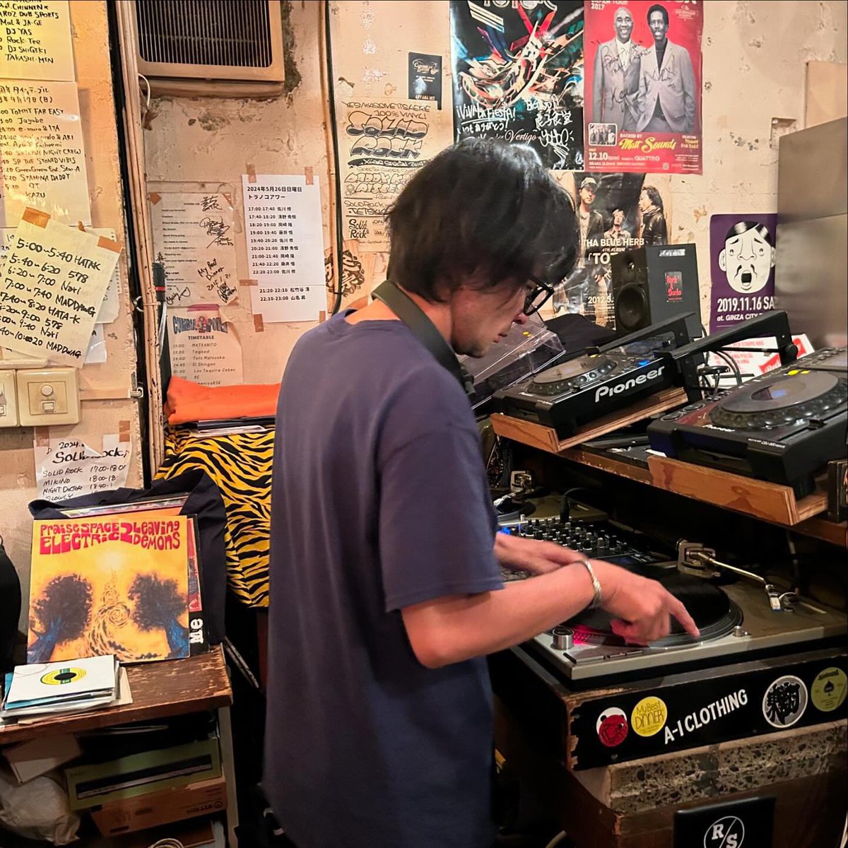 OSAM_GREENGIANT's tweet photo. 週末土曜日開催の、
TORANOKO LOUNGE "Recollection of DSZ"。
激しい雷雨のあとでしたが、みなさんお越しいただきありがとうございました。
DSZの夕べ、また開催出来たらなぁと思います。
#discshopzero #虎子食堂 

https://t.co/Ntk7dDze1i https://t.co/npPt1DR8Xa