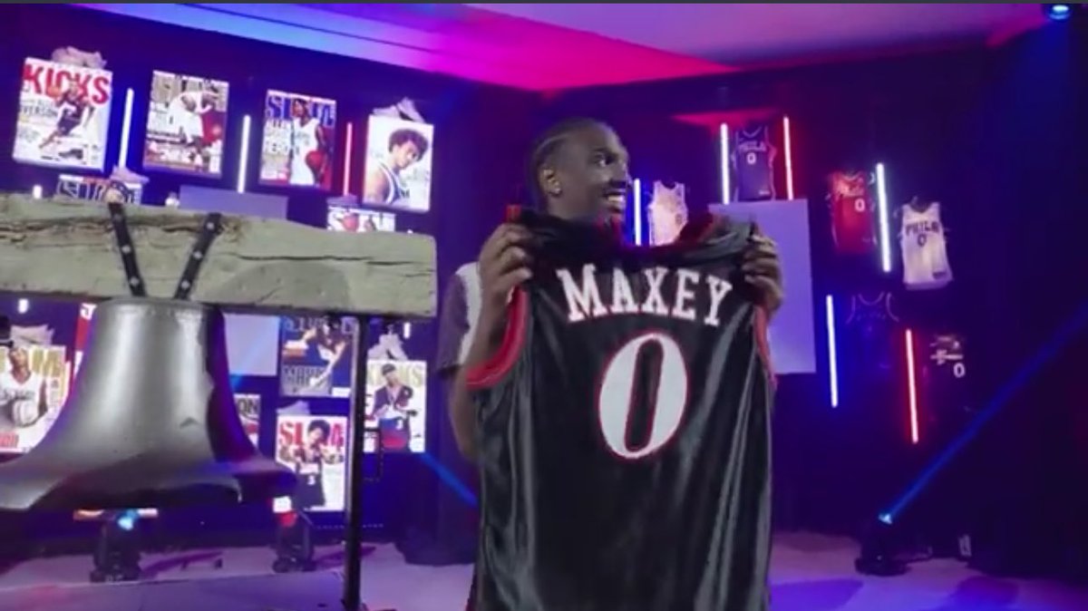 EliotShorrParks's tweet photo. Sixers bringing back the 01 throwback jerseys this season? 

Strong hint they might in a ceremony for Tyrese Maxey’s extension 

#👀 #🔥

(Pic via Sixers video) https://t.co/AQoYSS48qZ