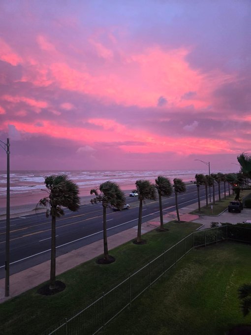Always so pretty before incoming storms/hurricanes hit 🌀 https://t.co/HC80Nvjh36