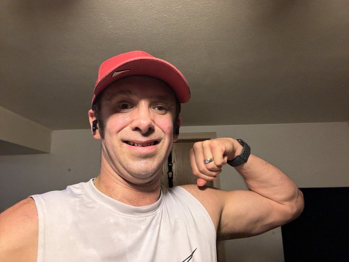 AgentUlland's tweet image. Strength and endurance and I got it! Even at 44 years young. 😎💪

I did a 1.34 mile run in 11:34 minutes and got a lift in too!

#WorkoutSunday
Chest press
Squat
Push-ups 
One Leg Plank
Bicycle Crunch