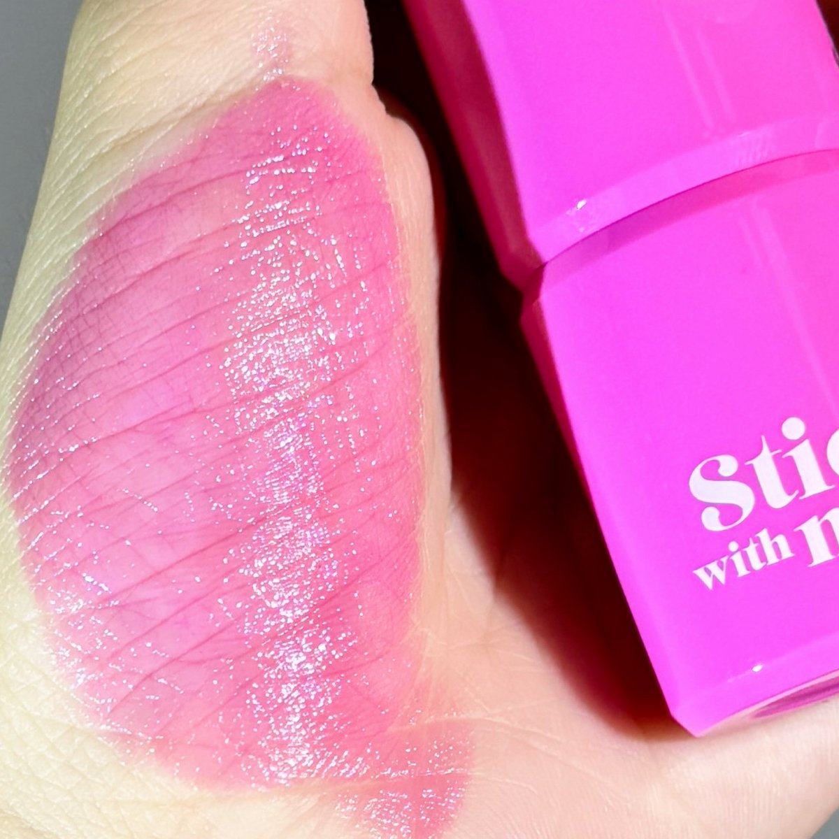 jummbo_'s tweet photo. น้องเจลลี่บลัชของ Supershades คือน่ารักมั่กกก ของแนนเป็นสี 03 Grape Jelly จะเป็นสีลมพูอมม่วงๆ สีติดทนมากก แล้วใช้สะดวกด้วยย แนนใช้แก้ม ปาก เลย ด้วยความที่น้องเขาอันเล็กก็พกใส่กระเป๋าไปข้างนอกได้อีกก #supershades #stickwithme
#บลัชsupershades #สติ๊กวิทมี https://t.co/dl3zXPOv1m