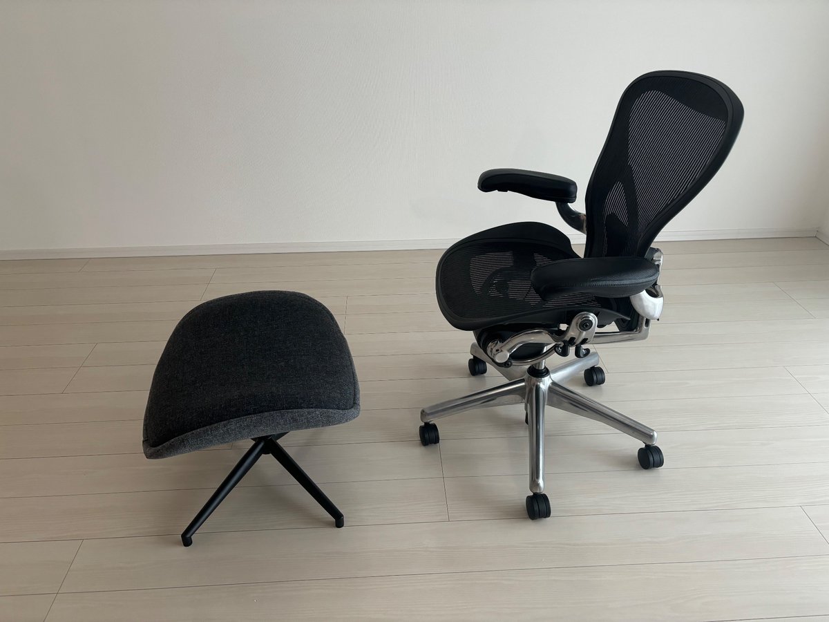 アーロンチェアと IKEA のエーレビー・オットマン、セットで使っても 