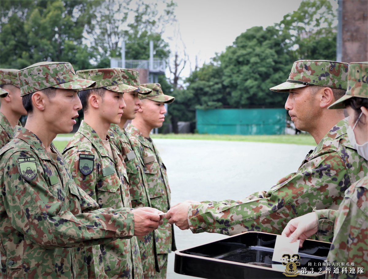 32nd_inf_Regt's tweet photo. #32連隊 は7月1日付で #3等陸曹 へ #昇任 した隊員を祝福し、最先任上級曹長から #階級章 を授与しました🫡

その後、新進気鋭の昇任者から一人ずつ #陸曹 としての目標や抱負を決意表明📣

連隊の隊員から壮大な激励を受けました✨

#第32普通科連隊
#大宮駐屯地
#自衛隊
#おめでとう https://t.co/2eG4y03Qch