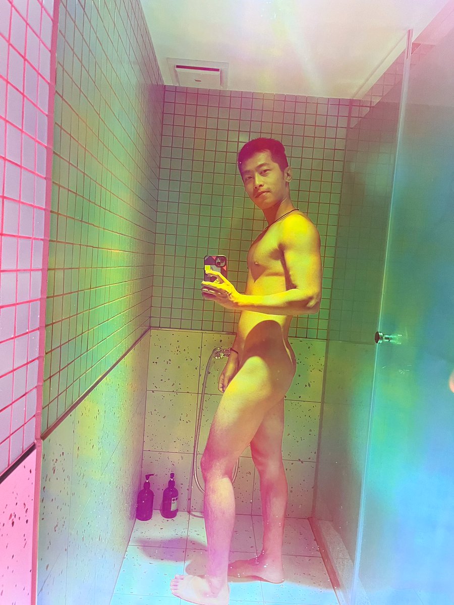 sh1011308's tweet photo. 柔黃魅紫交織的光影下
每一寸肌膚都散發著無盡的慾火🔥 https://t.co/vvZxKLK3g0