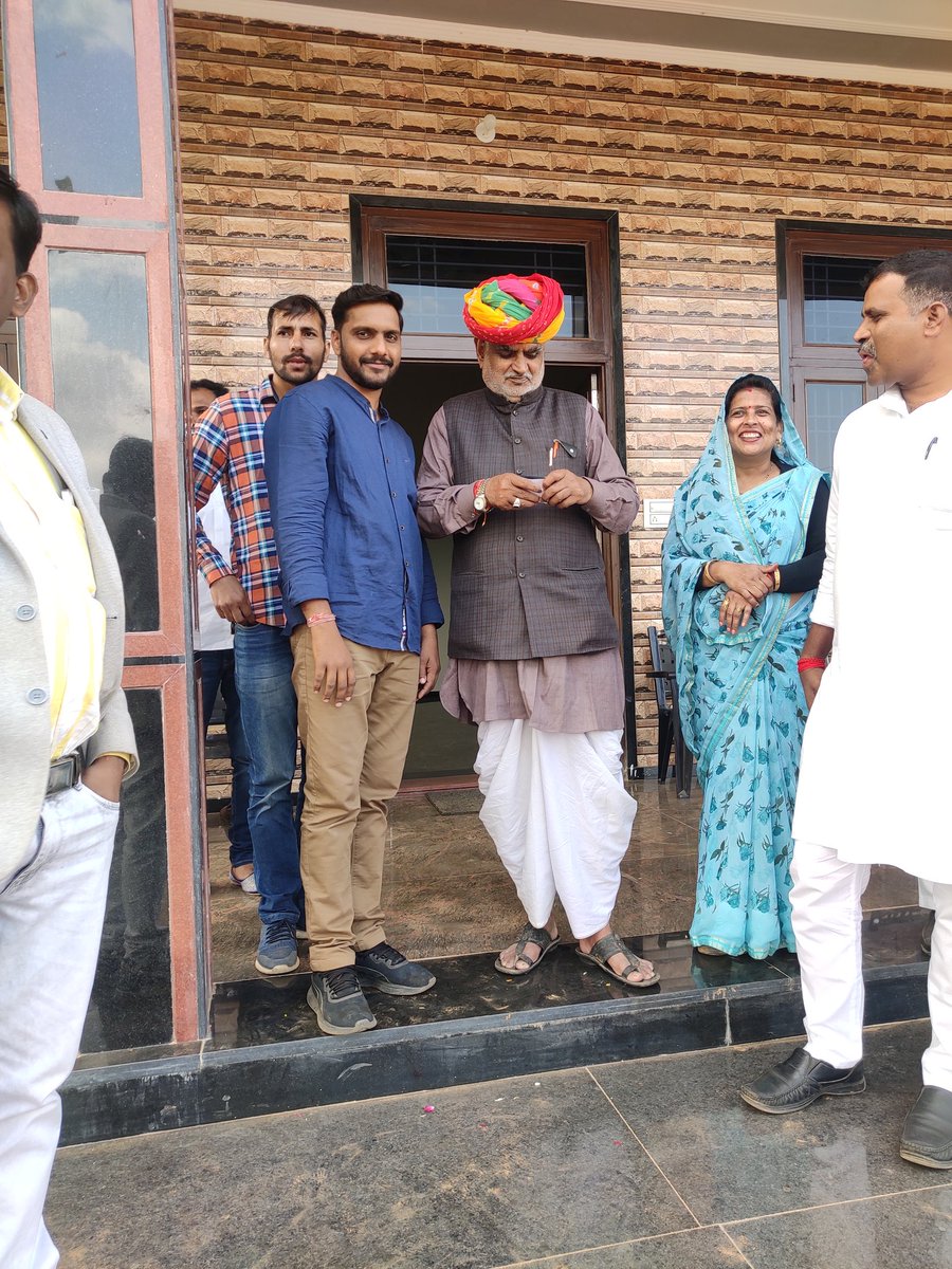 राजस्थान सरकार में नगरीय विकास एवं स्वायत्त शासन मंत्री के पद को सुशोभित करने वाले शेखावाटी के कद्दावर नेता एवं श्रीमाधोपुर के लोकप्रिय यशस्वी विधायक मेरे मौसाजी श्री झाबर सिंह खर्रा जी को उनके जन्मदिवस पर हार्दिक बधाई एवं शुभकामनाएं!@RajCMO
<a href="/1stIndiaNews/">First India News</a> <a href="/zeerajasthan_/">ZEE Rajasthan</a>