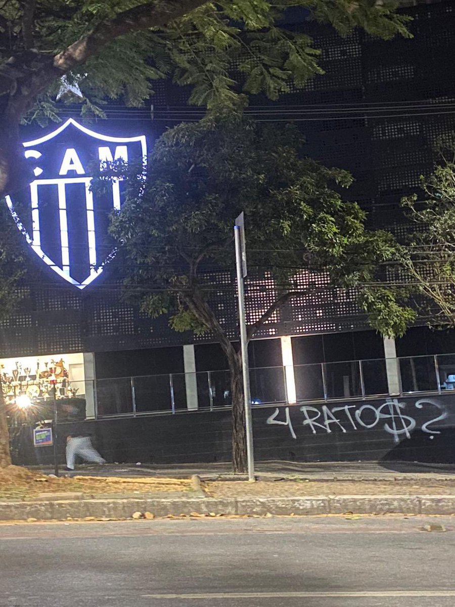 Sede de Lourdes está pichada após derrota para o Botafogo.