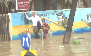 EconomicTimes's tweet image. #Commuters wade through #waterlogged #streets at King's Circle in rain-hit #Mumbai | 🌧️ #Mumbai #Rains Live Updates ➠  ecoti.in/nSIHha