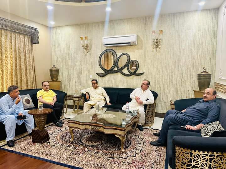 kotbullo's tweet photo. اسد اللہ خان بلو  سے  ایم این اے جیکب آباد و چئیرمین قائمہ کمیٹی کمیونیکیشن میر اعجاز حسین خان جکھرانی سے جکھرانی ھاؤس کراچی میں  اہم  ملاقات   اور ایم پی اے جیکب آباد حاجی شیر محمد خان مغیری ,
اس موقع پر سیکریٹری زراعت رفیق احمد برڑو موجود ۔ https://t.co/uD6AmI13pi