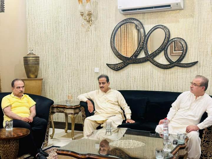 kotbullo's tweet photo. اسد اللہ خان بلو  سے  ایم این اے جیکب آباد و چئیرمین قائمہ کمیٹی کمیونیکیشن میر اعجاز حسین خان جکھرانی سے جکھرانی ھاؤس کراچی میں  اہم  ملاقات   اور ایم پی اے جیکب آباد حاجی شیر محمد خان مغیری ,
اس موقع پر سیکریٹری زراعت رفیق احمد برڑو موجود ۔ https://t.co/uD6AmI13pi