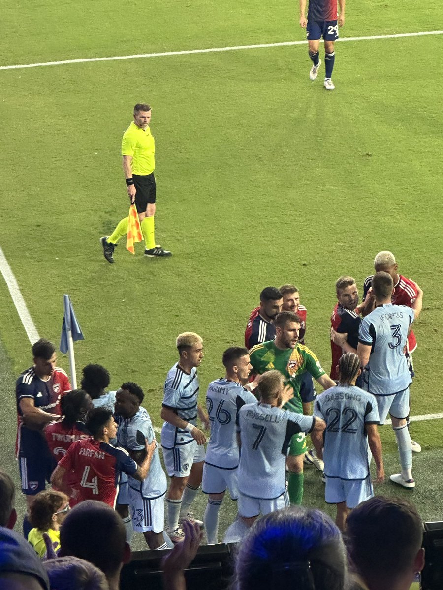 GBentleyDRescue's tweet photo. The game has added drama at the end a Basong shove turned to a Red Card and a Scrum @SportingKC wins 3-2! Same teams play Wednesday in the #USOpenCup #firedUpNetwork #skc https://t.co/aR0MGIeJlJ