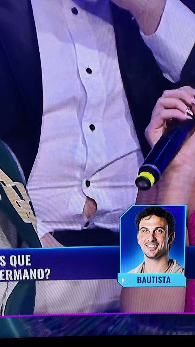 leopalet's tweet photo. @GranHermanoAr @SANTIAGODELMORO @darioturo @GuiPendino @Mborrillo @Prensa_Kuarzo @soltomaselli @fede2500 @telefe Y el premio al botón que más resistió? El de Manzana https://t.co/QWL4RlRrAu