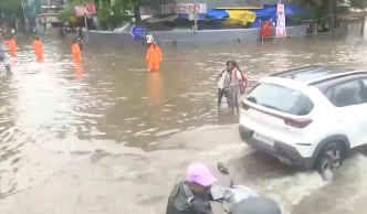 EconomicTimes's tweet image. #Commuters wade through #waterlogged #streets at King's Circle in rain-hit #Mumbai | 🌧️ #Mumbai #Rains Live Updates ➠  ecoti.in/nSIHha
