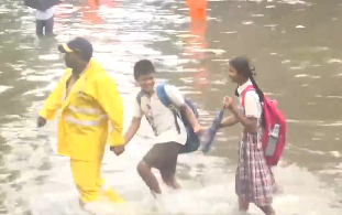 EconomicTimes's tweet image. #Commuters wade through #waterlogged #streets at King's Circle in rain-hit #Mumbai | 🌧️ #Mumbai #Rains Live Updates ➠  ecoti.in/nSIHha
