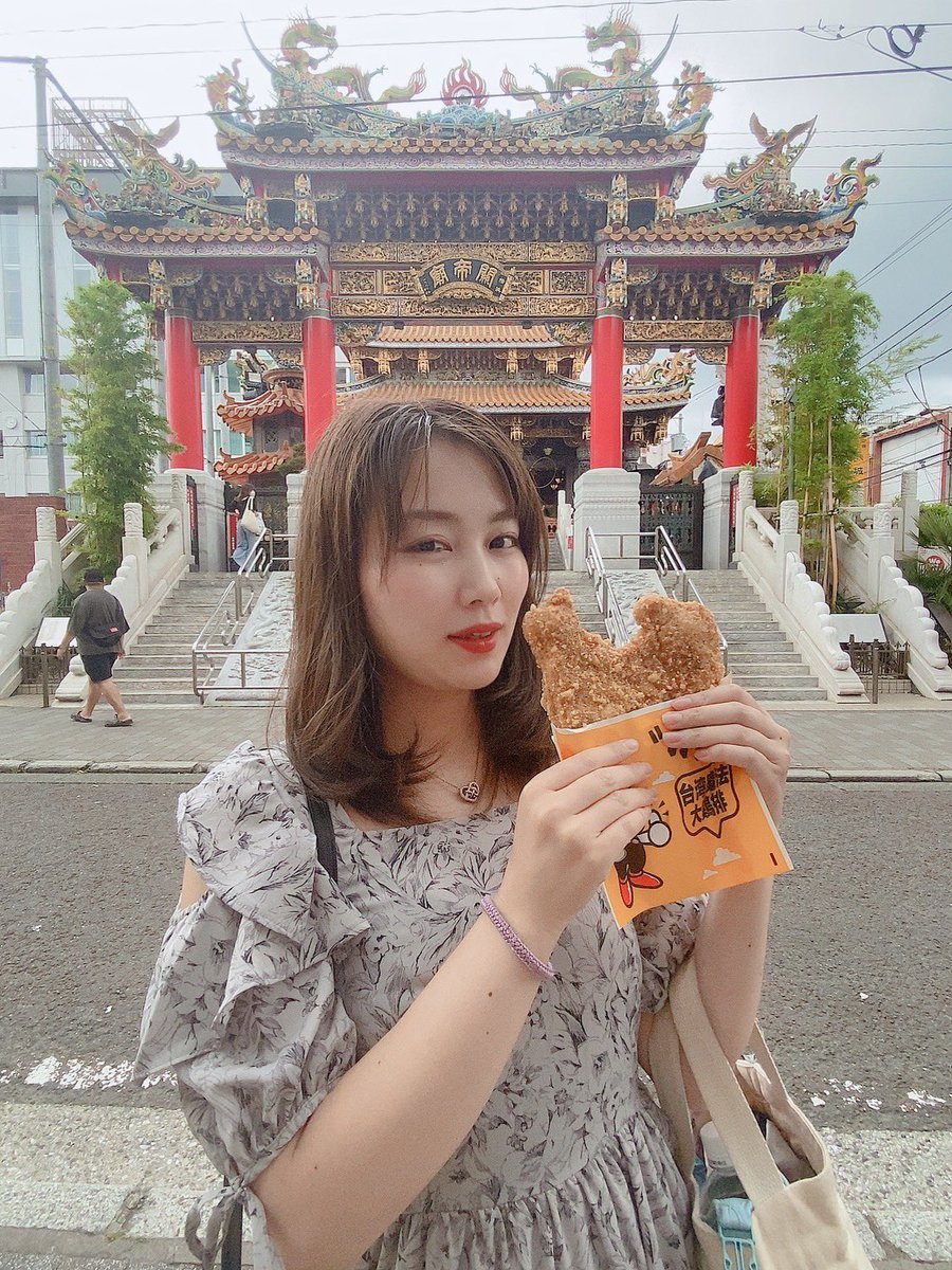 rinka4_7's tweet photo. この間、横浜中華街で顔より大きい横濱炸鶏排（よこはまざーじーぱい）を食べました😄美味しかった〜✨
右写真のタピオカ🧋も美味しい💜
この時、たまたま推しのリリイベ会場に何も知らないで辿り着いて
リリイベを見ることが出来たという奇跡が起こりました🫶⭐️
本当に本当に不思議な事ってあるよね☺️ https://t.co/6tSZEzuQ6v