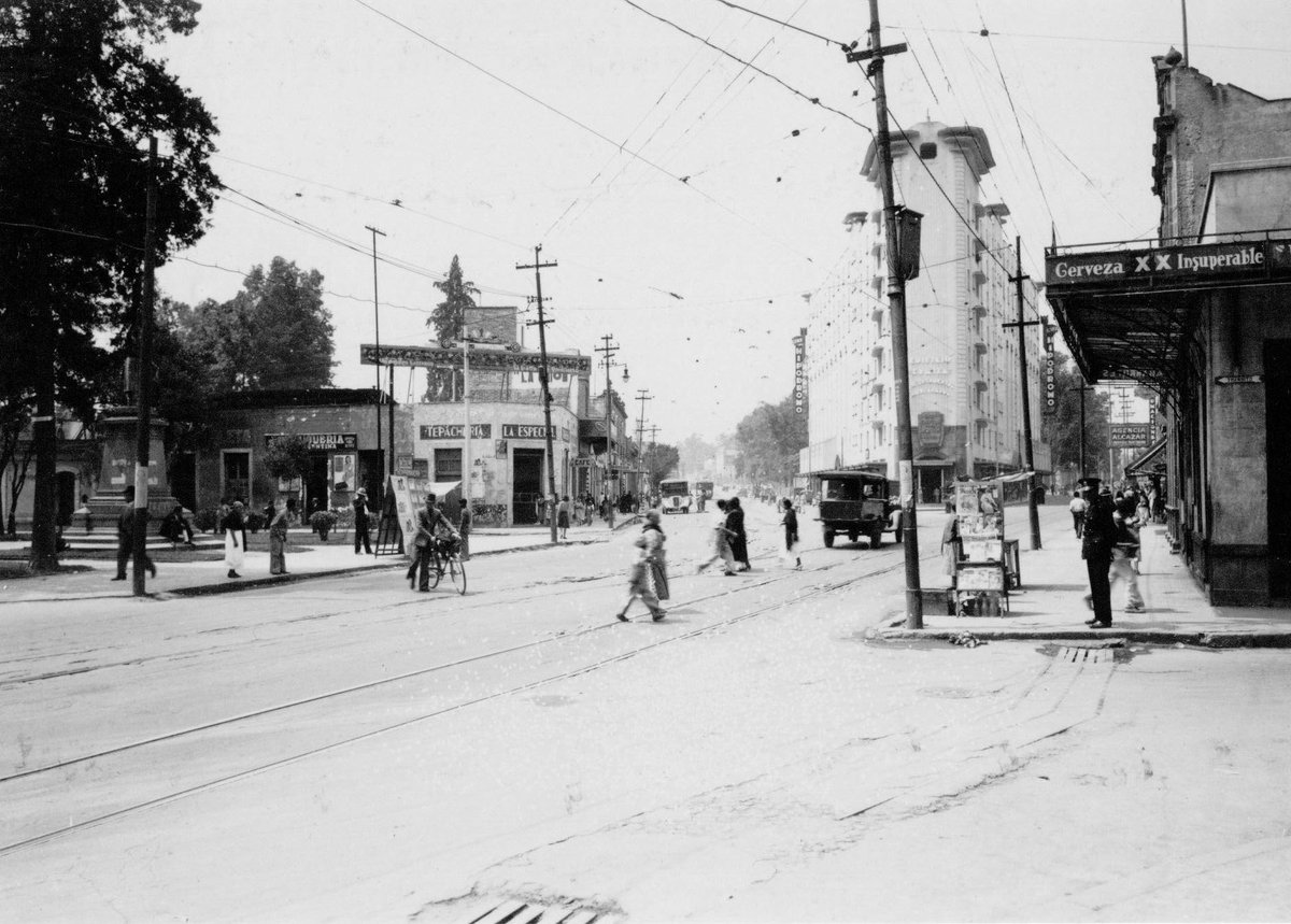 cdmexeneltiempo's tweet photo. El cruce de la Calzada de Tacubaya, hoy el Circuito Interior, y Vicente Eguía en los años treinta. Al fondo se ve el Edificio Ermita.

📷: Col. Miguel Ángel Bernabé https://t.co/5UJde8jKIX