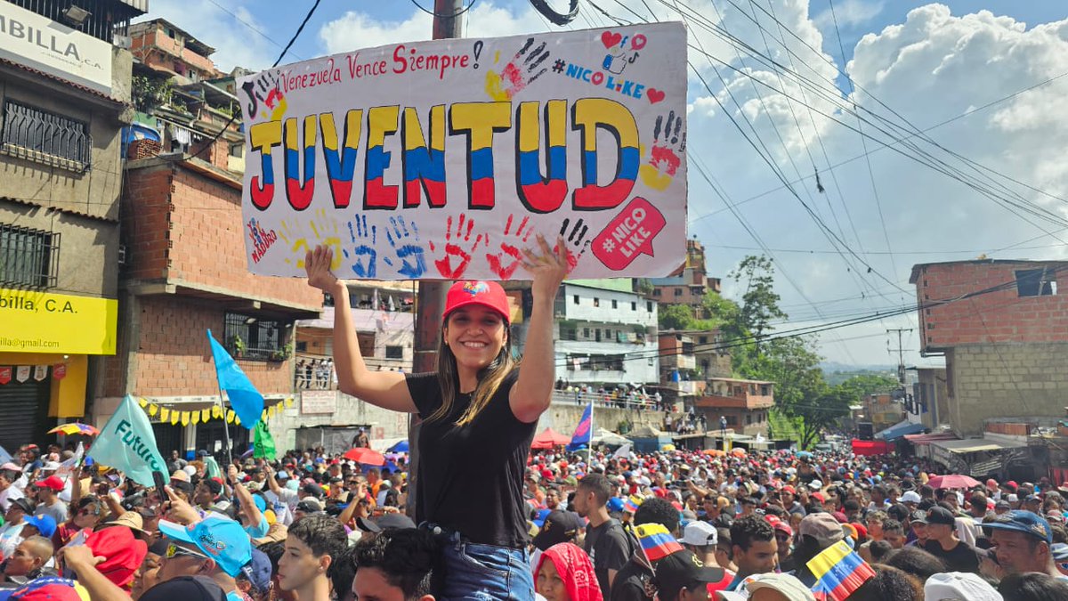 PerezGillbert's tweet photo. Hoy el pueblo de los barrios de #Petare recibió con amor a nuestro candidato @NicolasMaduro ✊🏽 El #28J GANA VENEZUELA 🇻🇪 GANA MADURO

@PartidoPSUV @pinfantea https://t.co/Cob3wOXnZn