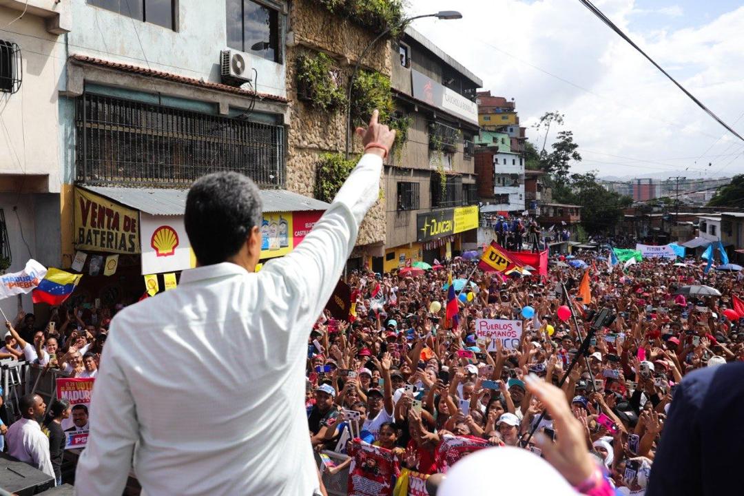 Hoy el pueblo de los barrios de #Petare recibió con amor a nuestro candidato <a href="/NicolasMaduro/">Nicolás Maduro</a> ✊🏽 El #28J GANA VENEZUELA 🇻🇪 GANA MADURO

<a href="/PartidoPSUV/">PSUV</a> <a href="/pinfantea/">Pedro Infante A.</a>
