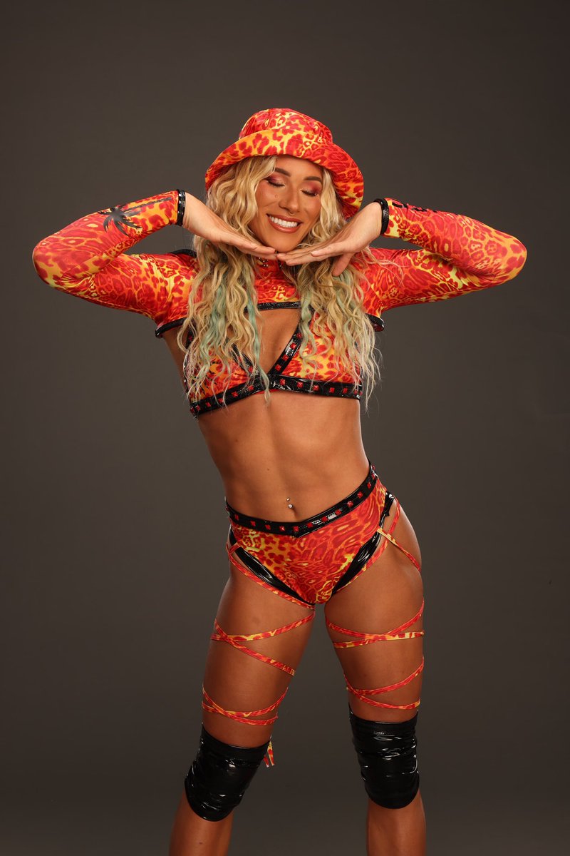 SolRucaWWE's tweet image. Thank you Toronto 🌞🧡 #itsalwayssunnyinNXT #NXTHeatwave