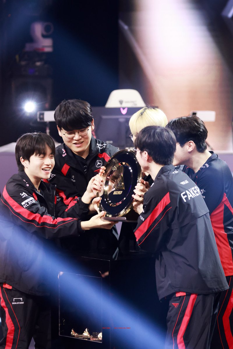 jellyoney's tweet photo. 240707 EWC GRAND FINAL
🏆
#T1 #T1WIN https://t.co/GtegLuNUF0