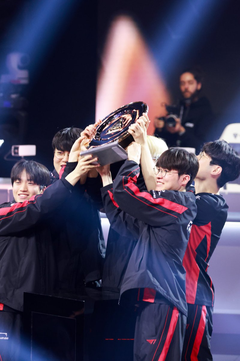 jellyoney's tweet photo. 240707 EWC GRAND FINAL
🏆
#T1 #T1WIN https://t.co/GtegLuNUF0