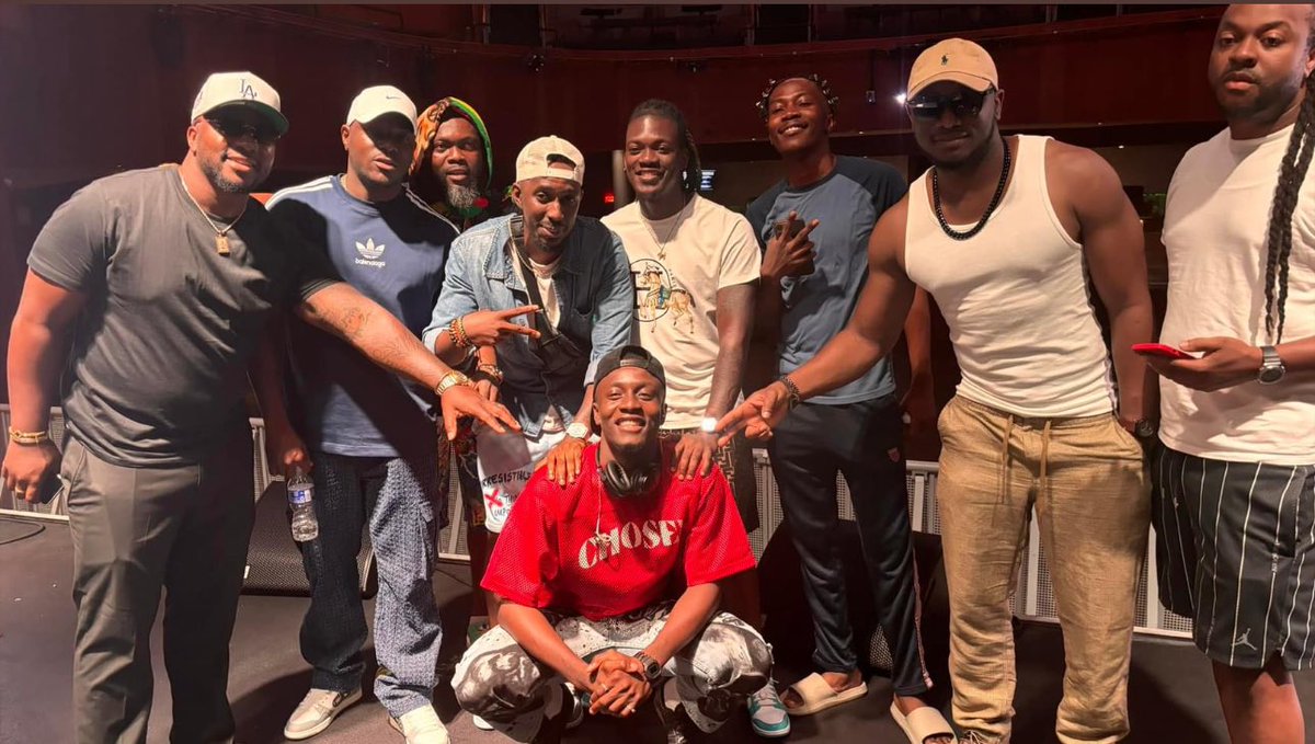 DrizilikDaily's tweet photo. Modern day King .. receiving blessings from #arkman #menancedgeneral #offgard #mrbest #Alonzo #abizzy etc…. @howardtheatre #drizilikday https://t.co/KAReDFkTUb