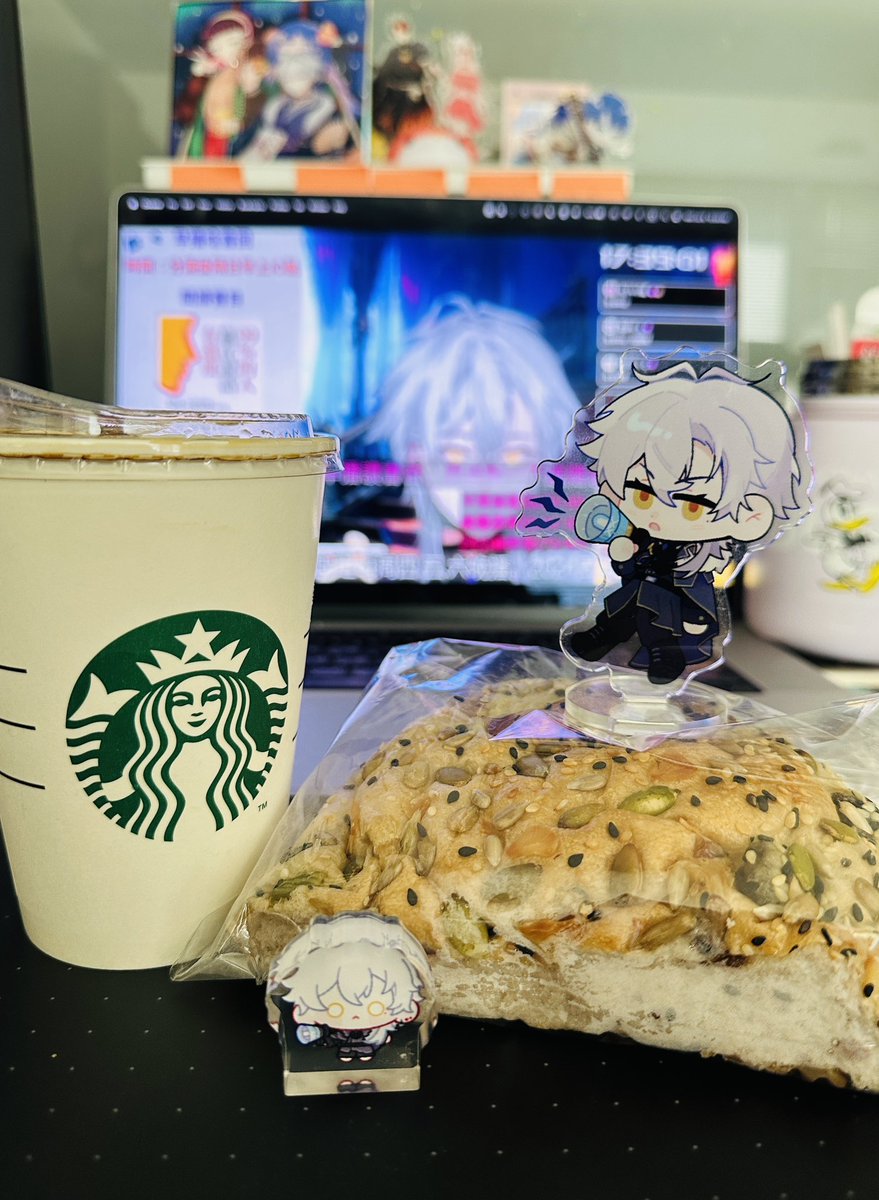 alicealyce23's tweet photo. 43主播的加班台!
決鬥比大小, 其中一項處罰是
輸了要放上自己的下一餐(好無害的處罰)
所以這邊是我今天的早餐:
隔夜星巴克美式+義美燕麥奶和雜糧麵包
#4Dui3 #4Repo3
https://t.co/GYmJXdX590 https://t.co/LQpsE8nIMb