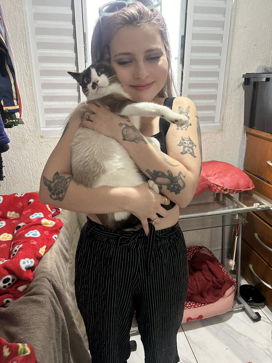 letmelivs's tweet image. Gente como que pode ninguém quis adotar essa nenê na feira 😭😭😭 Charlote tem 8 meses castrada fiv e felv negativo 😭😭😭😭 São Paulo-sp ou abc ajudem a compartilhar ela tá sozinha todo mundo foi adotado