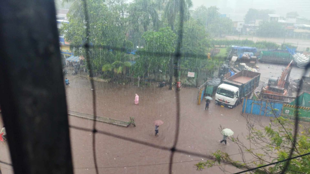 PercySlacker's tweet image. Harrowing scenes at Hotel Metro junction Kurla

@abpmajhatv Kurla Hotel Metro Junction la he bhitidayak paristhiti