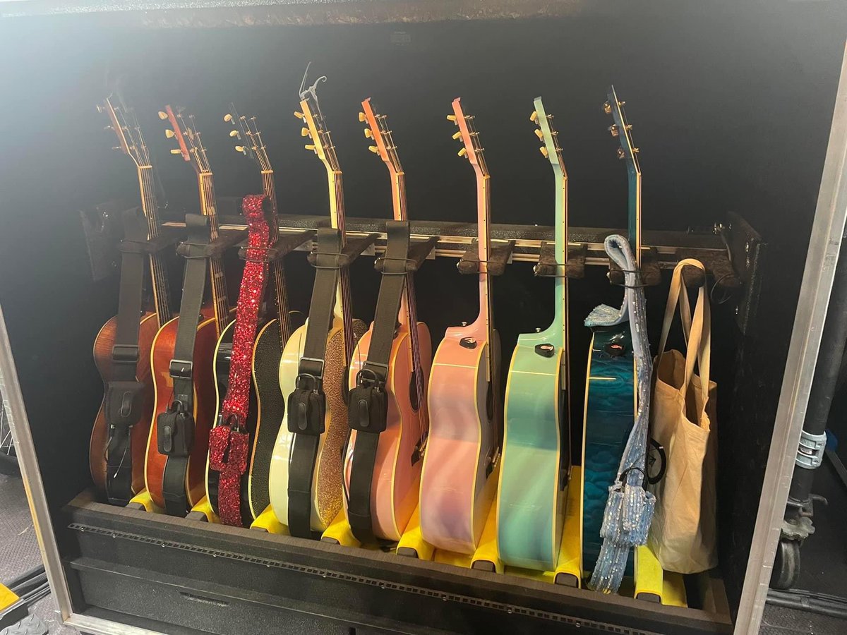 tswifterastour's tweet image. 🚨| All Taylor Swift's 'The Eras Tour' guitars!