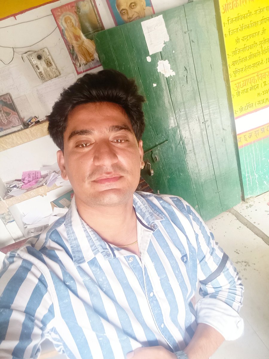 हर रोज की भांति आज भी ससमय अपने-अपने विद्यालयों में हम शिक्षण कार्य कर रहे हैं।
किंतु विभाग के इस अनुचित, अनैतिक और अव्यवहारिक आदेश के विरुद्ध "काली पट्टी" बांध हम अपना विरोध दर्ज करते हैं।
जब तक मांगे पूरी नहीं होती, हम आनलाइन हाजिरी नहीं देंगे।
#bycott_online_attendance