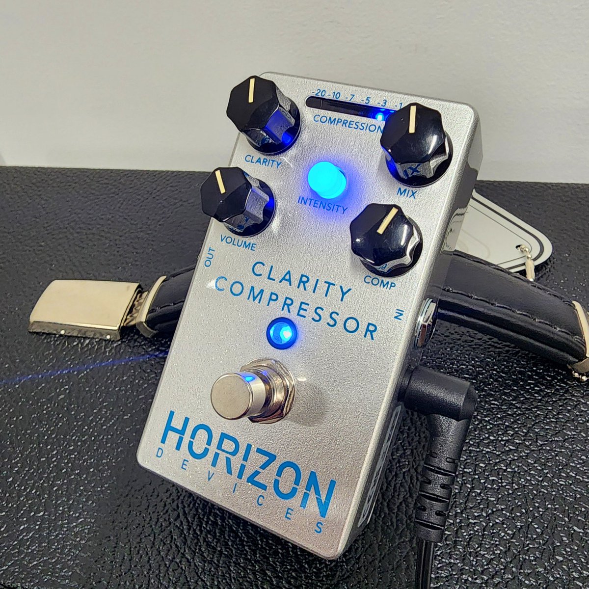 QuantaIntl's tweet photo. 【待望の入荷】
🎸HORIZON DEVICES 🎸
国内未入荷品を含む3種のエフェクターが遂に日本上陸‼️
https://t.co/BP0UV4aTo7
本日より出荷開始となりますので、明日より順次全国のお取扱店舗様にてお試し頂けますψ(`∇´)ψ
#horizondevices #apexpreamp #claritycompressor #precisiondrive https://t.co/dC0eN4jE8M