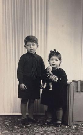 AuschwitzMuseum's tweet photo. 8 July 1936 | Dutch Jewish girl, Henderika Oudgenoeg, was born in Delfzijl. 

She arrived at Auschwitz on 4 November 1942 in a transport of 954 Jews deported from #Westerbork. She was murdered in a gas chamber with her brother Markus. https://t.co/k4TIErXaHd