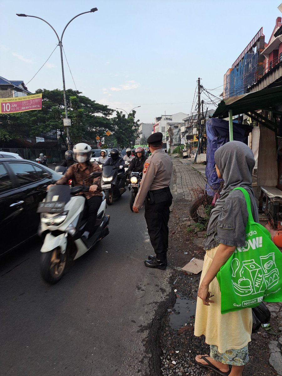 HumasCiputat's tweet photo. Polsek Ciputat Timur menempatkan personilnya pada titik-titik rawan kemacetan untuk mengatur arus lalulintas,  Senin pagi 08/07 https://t.co/kfZfypdjfC