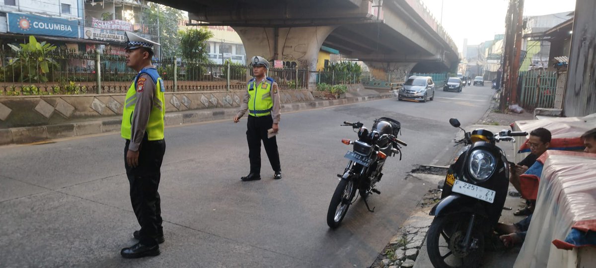 HumasCiputat's tweet photo. Polsek Ciputat Timur menempatkan personilnya pada titik-titik rawan kemacetan untuk mengatur arus lalulintas,  Senin pagi 08/07 https://t.co/kfZfypdjfC
