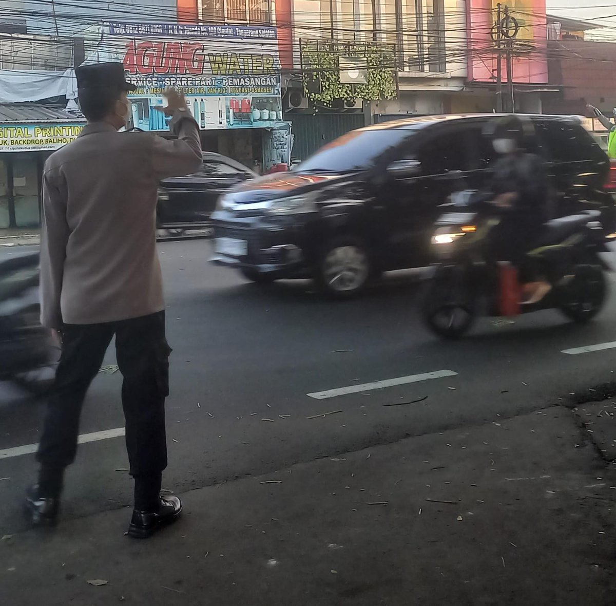 Polsek Ciputat Timur menempatkan personilnya pada titik-titik rawan kemacetan untuk mengatur arus lalulintas,  Senin pagi 08/07