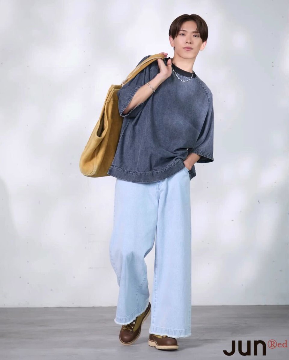 junred_tw's tweet photo. JUNRed SUMMER STYLE with Ryusei Fukada

JUNRedから夏の最新LOOKが7月8日(月)より公開。

テーマは「Dramatic clothes」
個性派トップスをメインに、いつもの日常と違うスタイリングを深田竜生さんが着こなします。

詳しくはこちらから
https://t.co/RAGSGWlKr6 https://t.co/kcUOgUSf9a