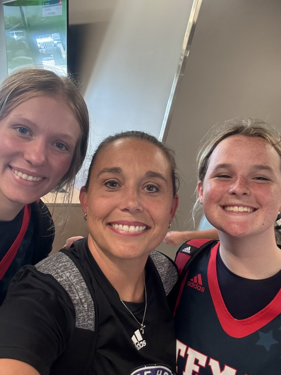 thefaithleague's tweet photo. @TLSBasketball 
This was such a special part of the weekend for our family.  TSL
 has so many wonderful families. It was great to get to spend some time with a few of them. Much love and respect.  #GratefulBlessed . @avery_mcclung @PhoenixGarb @Kayla_G_Coyle @TraceyStellato https://t.co/KqwfmEORWy